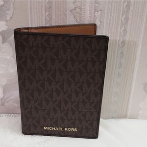 Michael Kors Bedford Teavel Logo Passport  Wallet NWOT